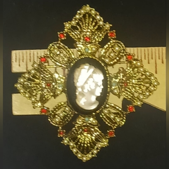 Elegant Gold and Red Brooch - Picture 3 of 3